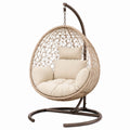 Fauteuil suspendu en résine tressée beige avec support en acier, style bohème, dimensions 105x105x195 cm.